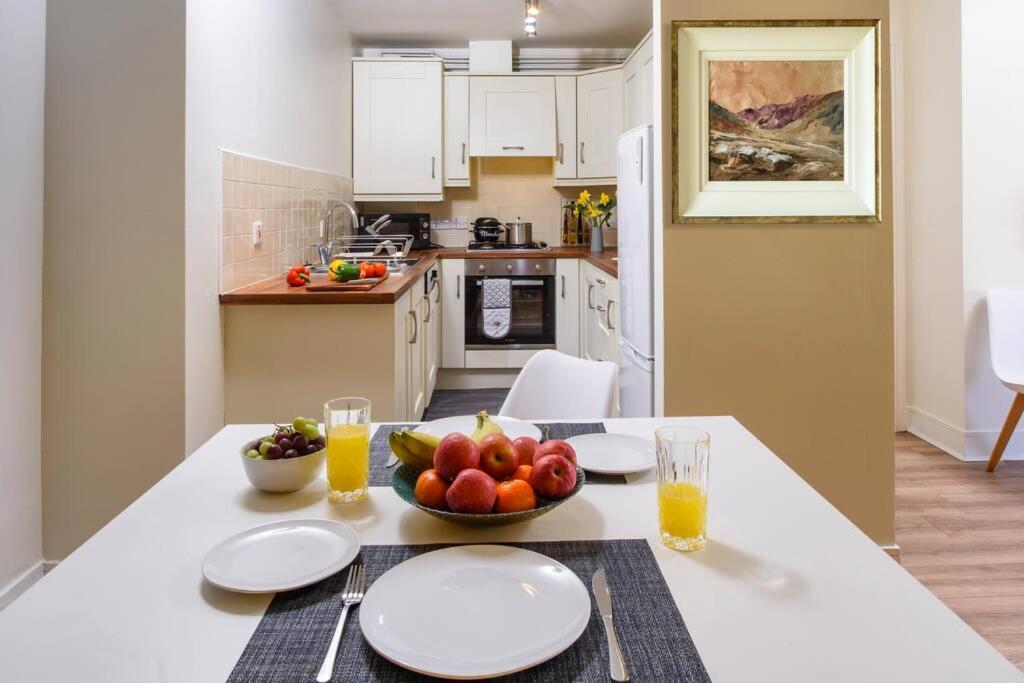 Luxury City Apartment Underground Parking 5* Белфаст Екстериор снимка