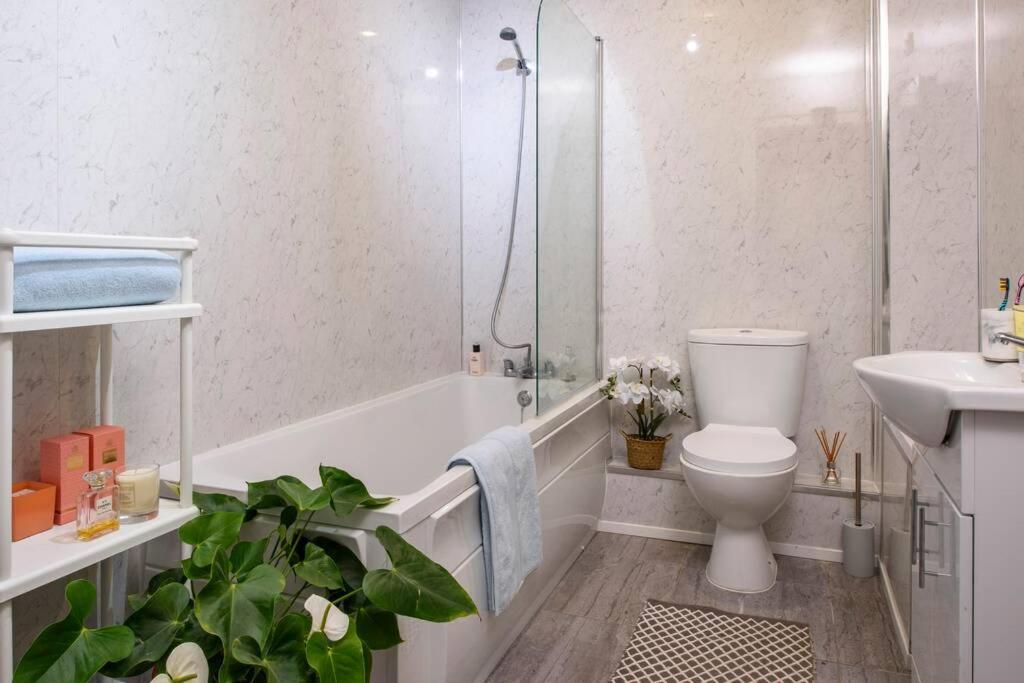 Luxury City Apartment Underground Parking 5* Белфаст Екстериор снимка
