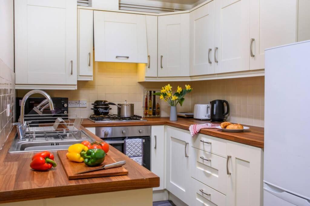 Luxury City Apartment Underground Parking 5* Белфаст Екстериор снимка